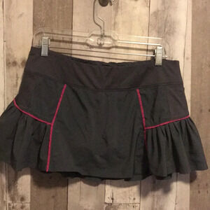 Lucy H2C gray run skirt with pink trim medium